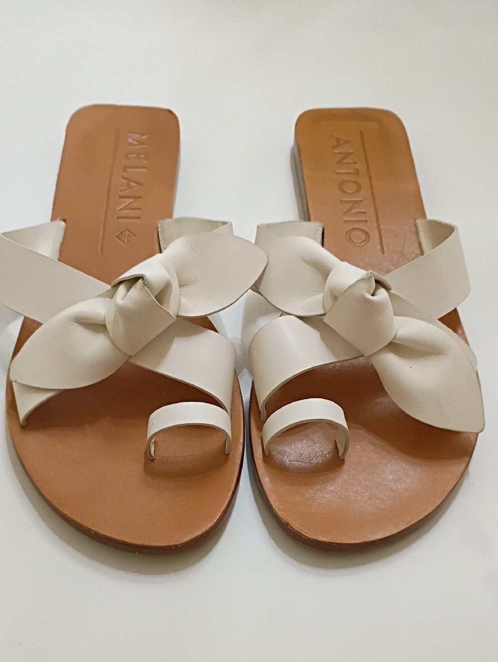 ANTONIO MELANI Cream Bow Toe-Ring Slide Sandals